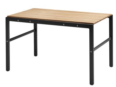 Reform Tisch Outdoor von Skagerak: Rechteckiger Gartentisch mit Holzlatten und schwarzem Metallgestell.